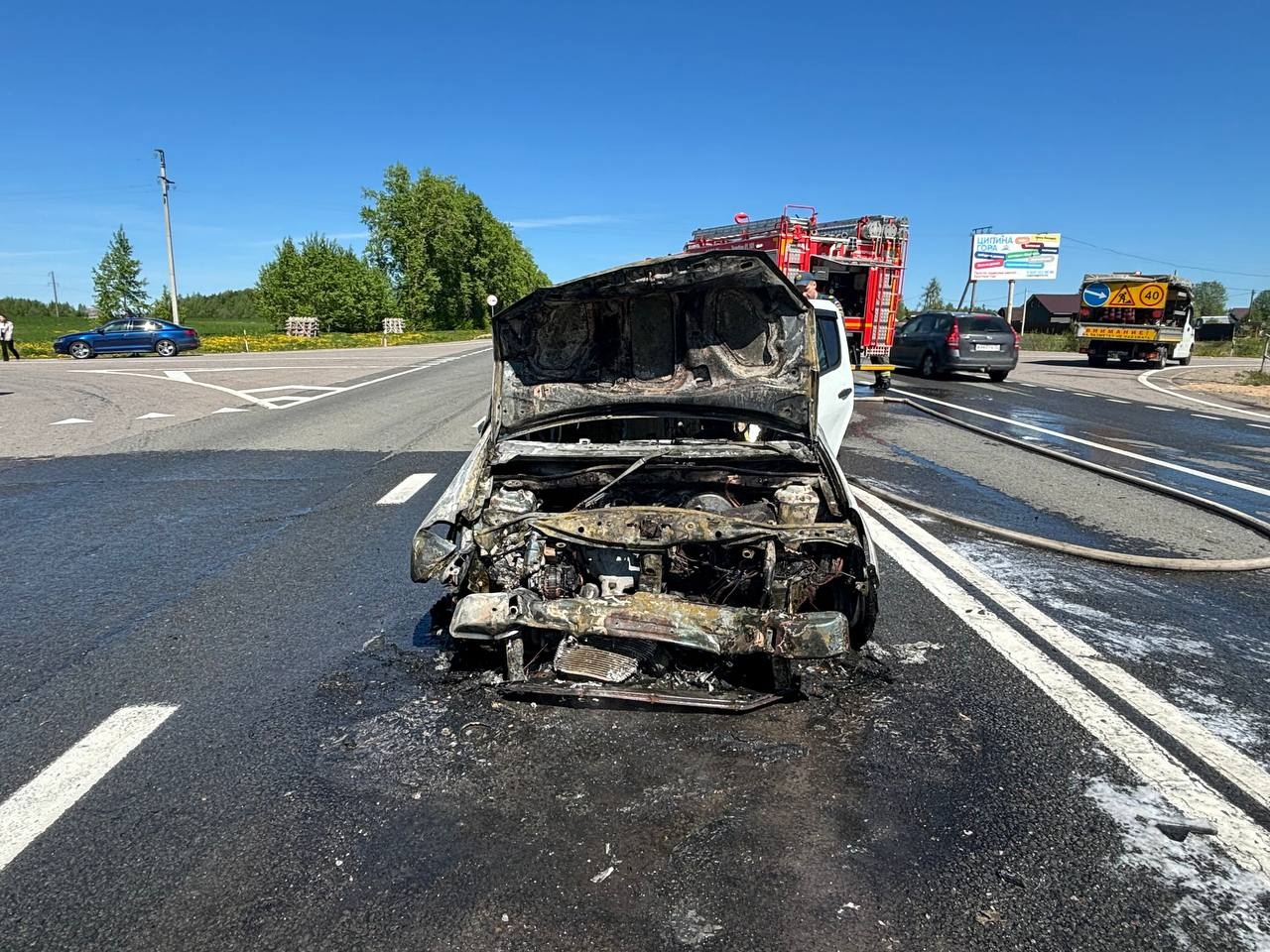 Иномарка загорелась после столкновения с другим автомобилем под Вологдой